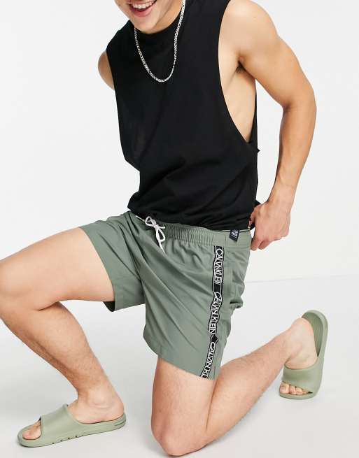 Calvin Klein - Mellemlange badeshorts med løbesnor i kakigrøn, 3 af 4