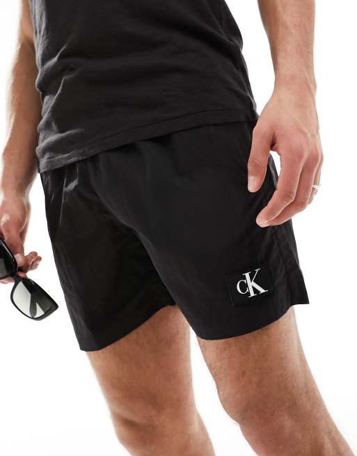 Calvin Klein - Mellemlange badeshorts med løbesnor og monogramprint i sort nylon