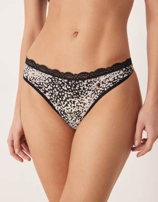 Calvin Klein - Mikrofaser-Stretch-Tanga in Schwarz mit Tierfellmuster