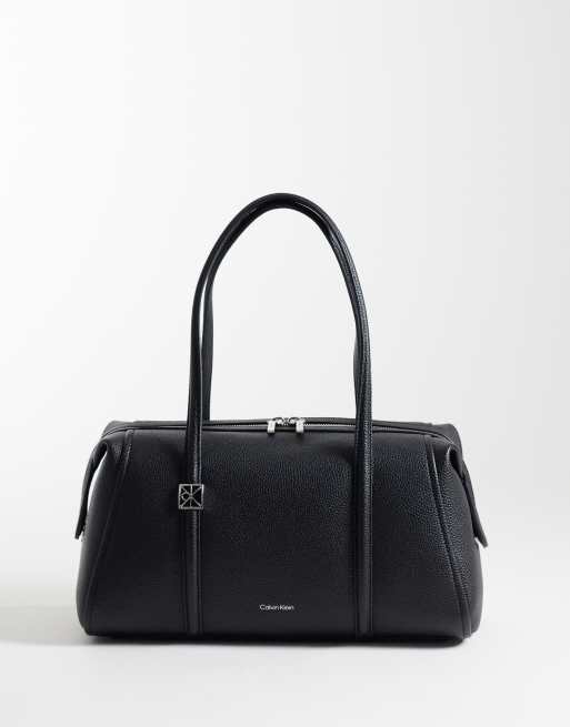 Calvin Klein mini borsa a spalla con dettagli in metallo argentato e texture granulata nera