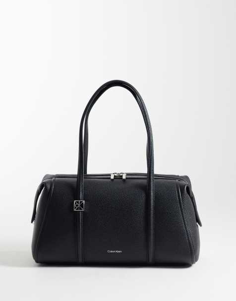 Calvin Klein mini schoudertas met zilverkleurige hardware en korrelstructuur in zwart - view 1