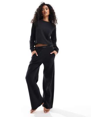 Calvin Klein - Moder Terry - Lounge-Hose in Schwarz mit weitem Bein und Logo-Bund