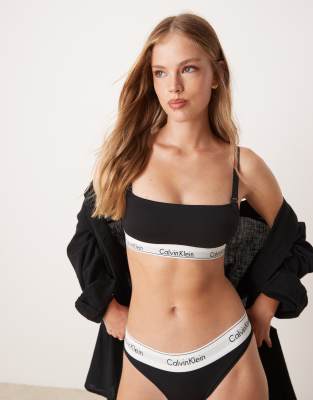 Calvin Klein - Modern Air - Tanga in Schwarz mit Logo und abgesenkter Vorderpartie