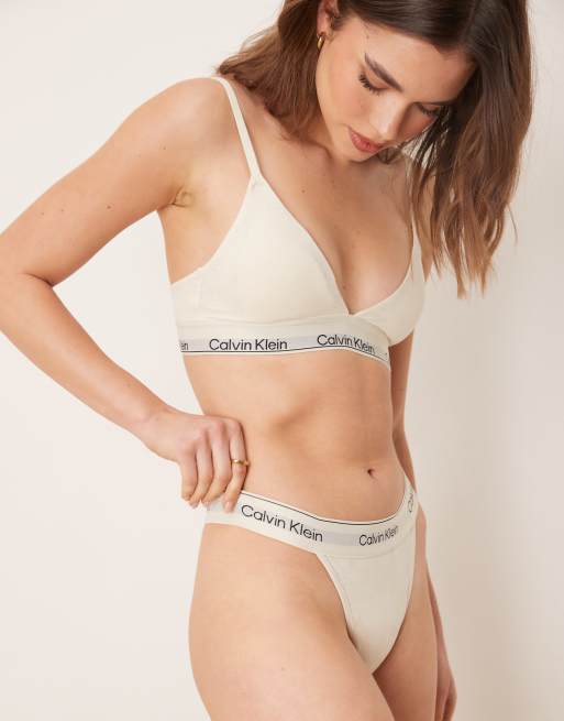 Calvin Klein – Modern Cotton – Białe stringi z monogramowym wzorem w walentynkowe serca i taśmą z logo, 4 z 4