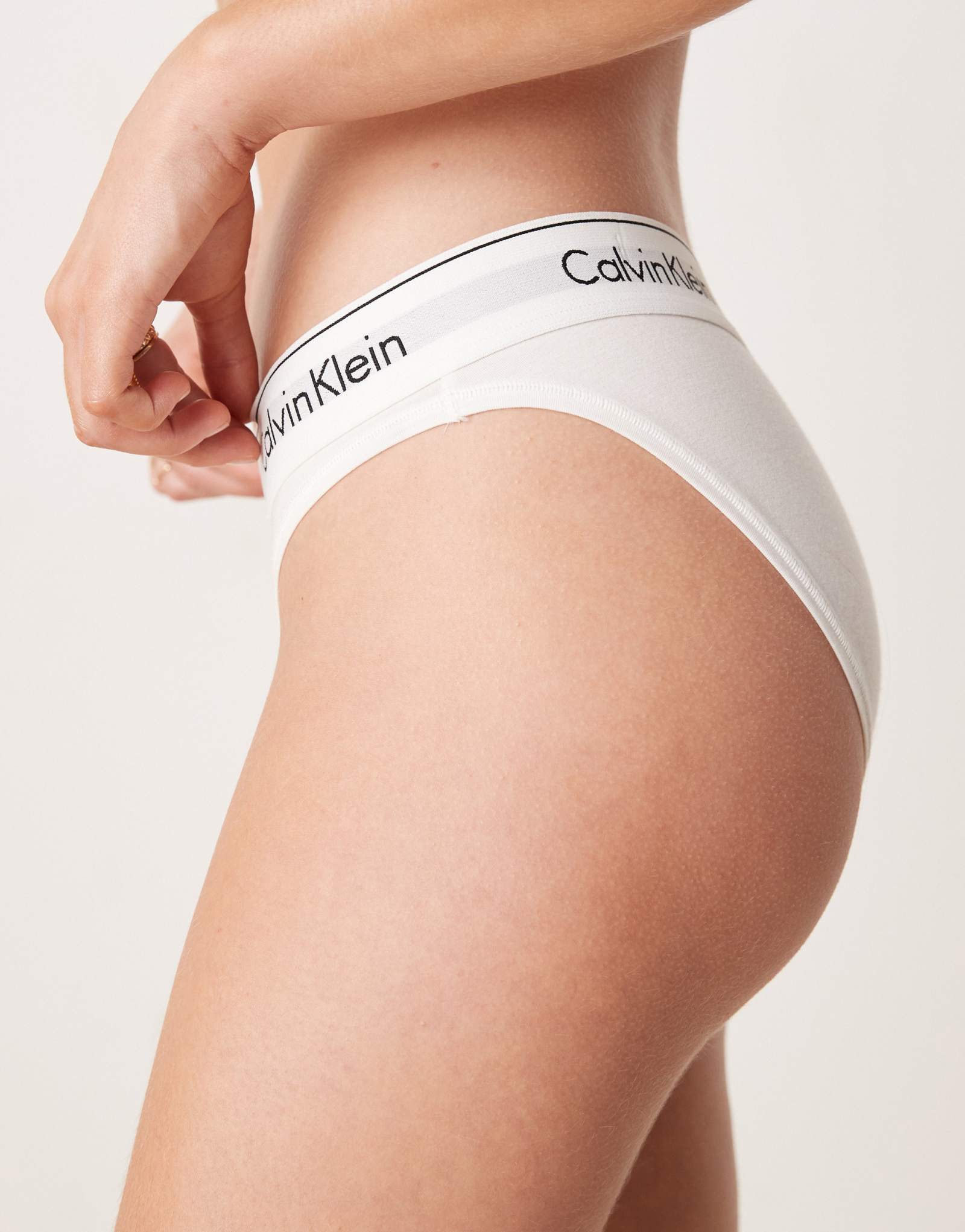 Современные хлопчатобумажные трусы-бикини Calvin Klein белого цвета