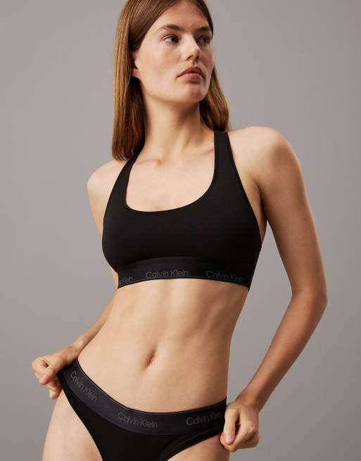 Calvin Klein – Modern Cotton – Czarny zestaw podarunkowy z niewyściełana braletką o fasonie bokserki i stringami z taśmą z logo
