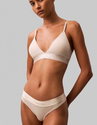 Calvin Klein - Modern Cotton - Tanga in Cremeweiß mit Metallic-Logoband