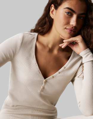 Calvin Klein - Modern Rib - Lounge-Set aus geknöpftem Henley-Oberteil und Leggings in Beige-Neutral