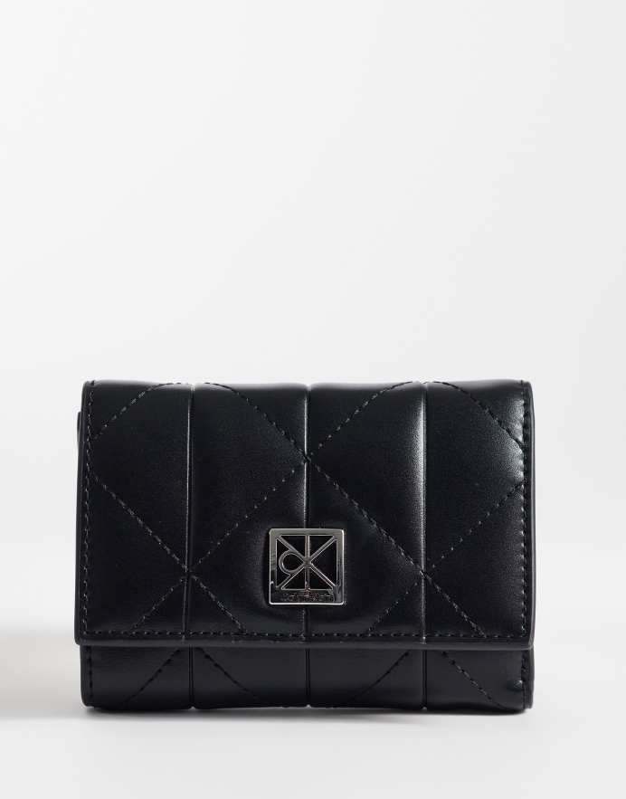 Calvin Klein Monedero negro acolchado con cremallera y detalle del logo