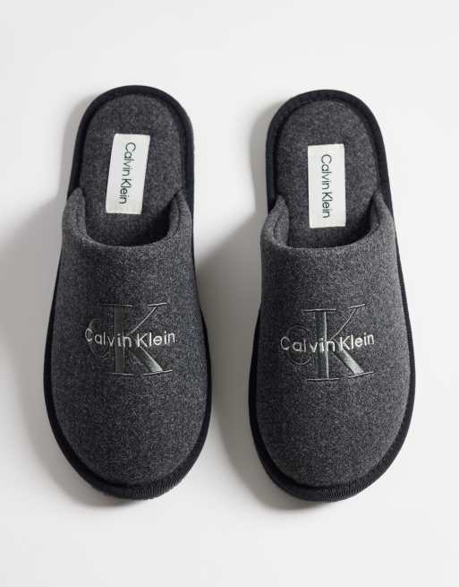 Calvin Klein Monologo pantuflas mule de fieltro con logo grande en gris, 2 de 4