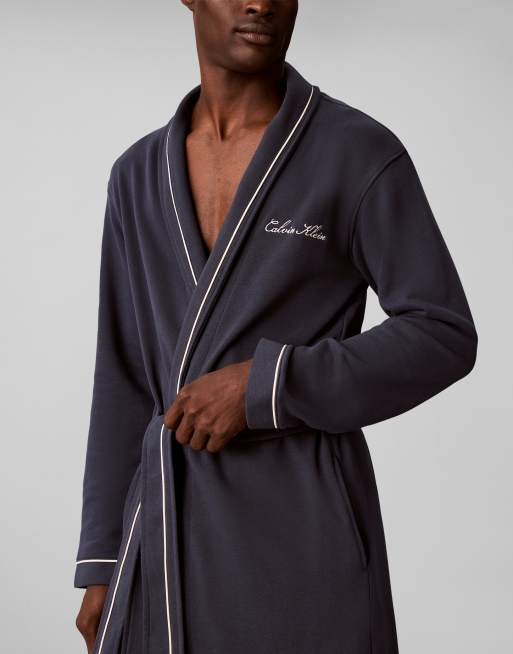 Calvin Klein morgenkåbe med vaffelstruktur og kontrastpiping i navyblå, 2 af 3