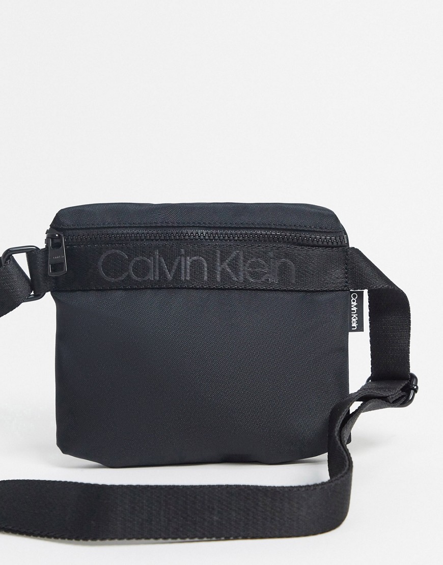 Calvin Klein - Nastro - Kleine crossbodytas met logo in zwart