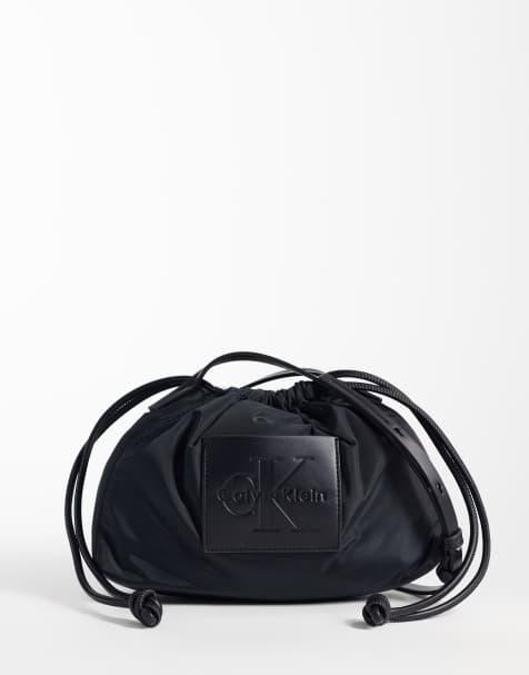 Calvin Klein – Nylon-Umhängetasche mit Kordelzug und auffälligem Logo in Schwarz - view 1