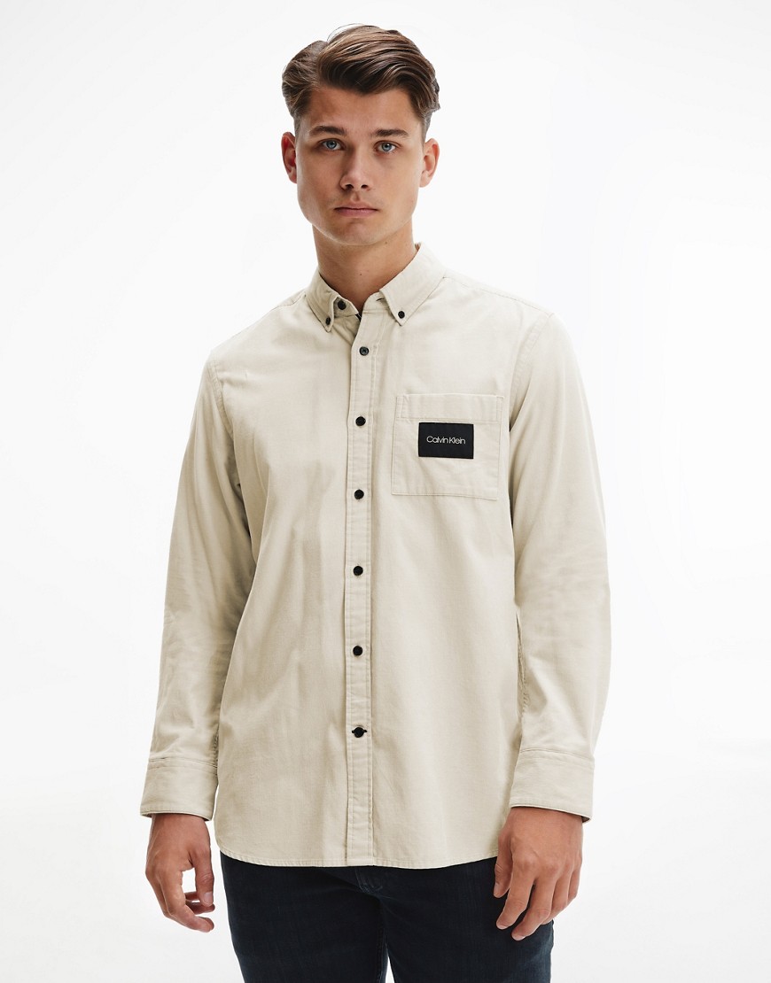 Calvin Klein - Overshirt van fijn corduroy met badge-logo en normale pasvorm in stone-Neutraal