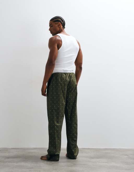 Calvin Klein pantalon de pyjama en coton avec imprimé logo à losanges all-over en olive, 3 de 4
