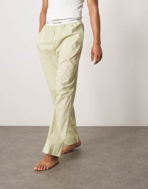 Calvin Klein - Pantalon de pyjama en coton avec imprimé monogramme décoloré - Vert