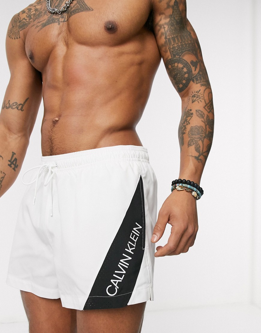 Calvin Klein - Pantaloncini da bagno bianchi con logo laterale-Bianco