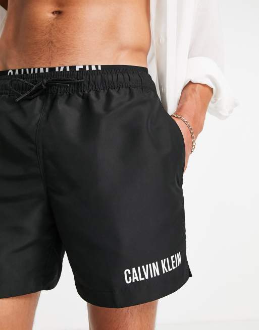 Calvin Klein - Pantaloncini da bagno con doppio logo e fascia in vita, colore nero