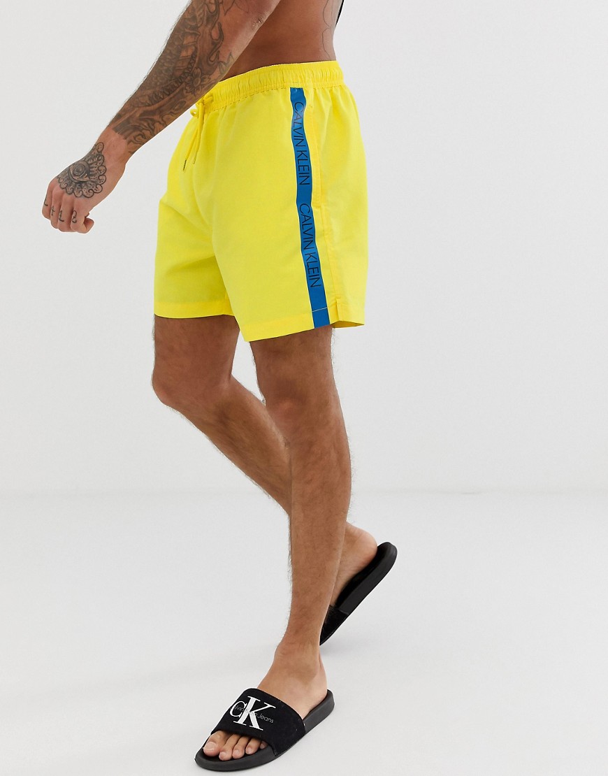 Calvin Klein - Pantaloncini da bagno gialli con nastro con logo-Giallo