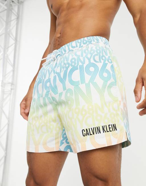 Calvin Klein - Pantaloncini da bagno media lunghezza con stampa
