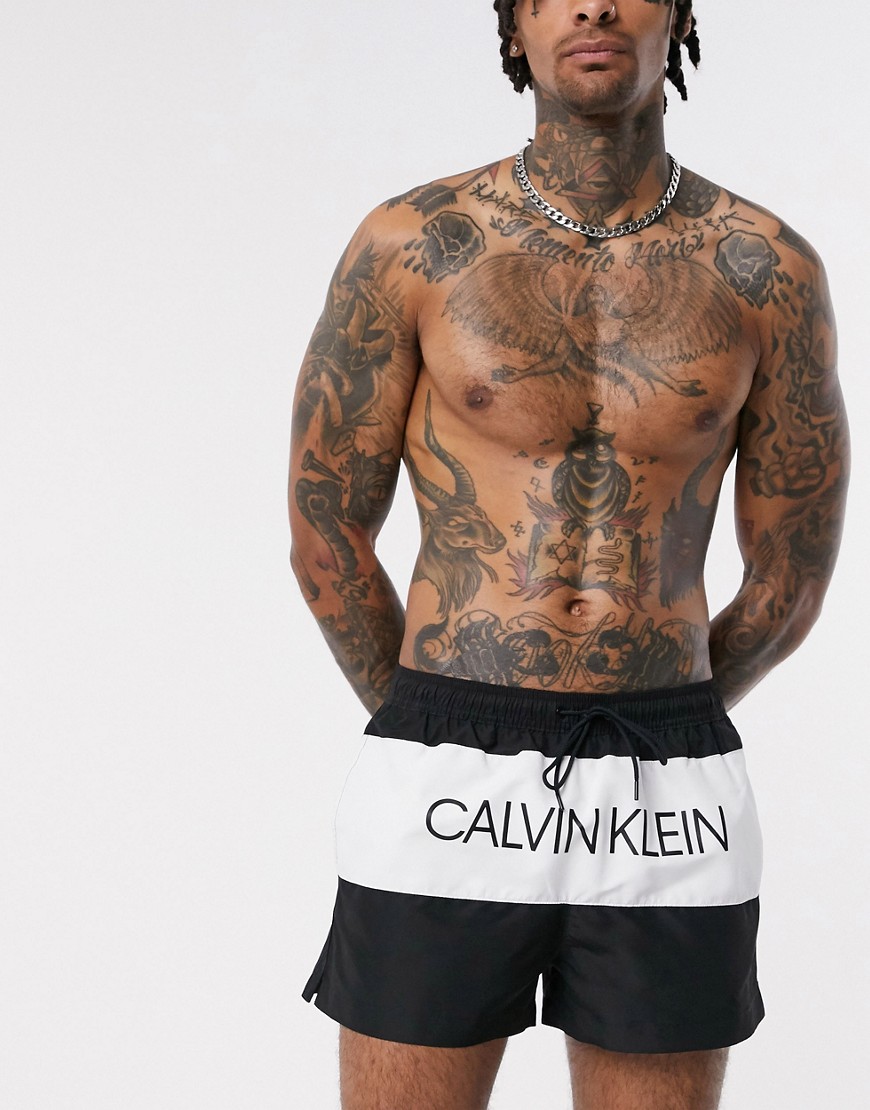 Calvin Klein - Pantaloncini da bagno neri in tessuto riciclato con logo-Nero