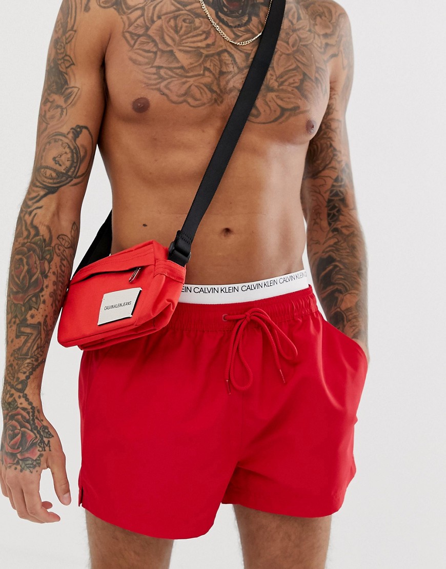 Calvin Klein - Pantaloncini da bagno rossi con doppio elastico in vita-Rosso
