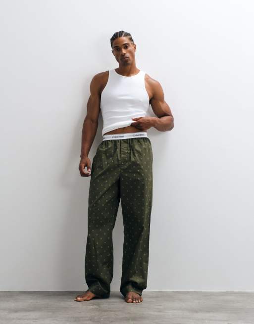 Calvin Klein pantalones de pijama de algodón con estampado integral de logotipos con rombos en oliva, 1 de 4
