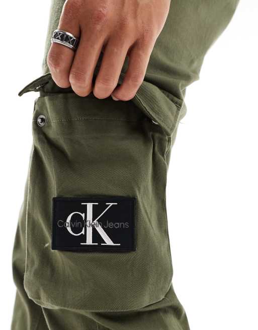 Calvin Klein - Pantaloni skinny cargo verde oliva slavato, 4 di 5