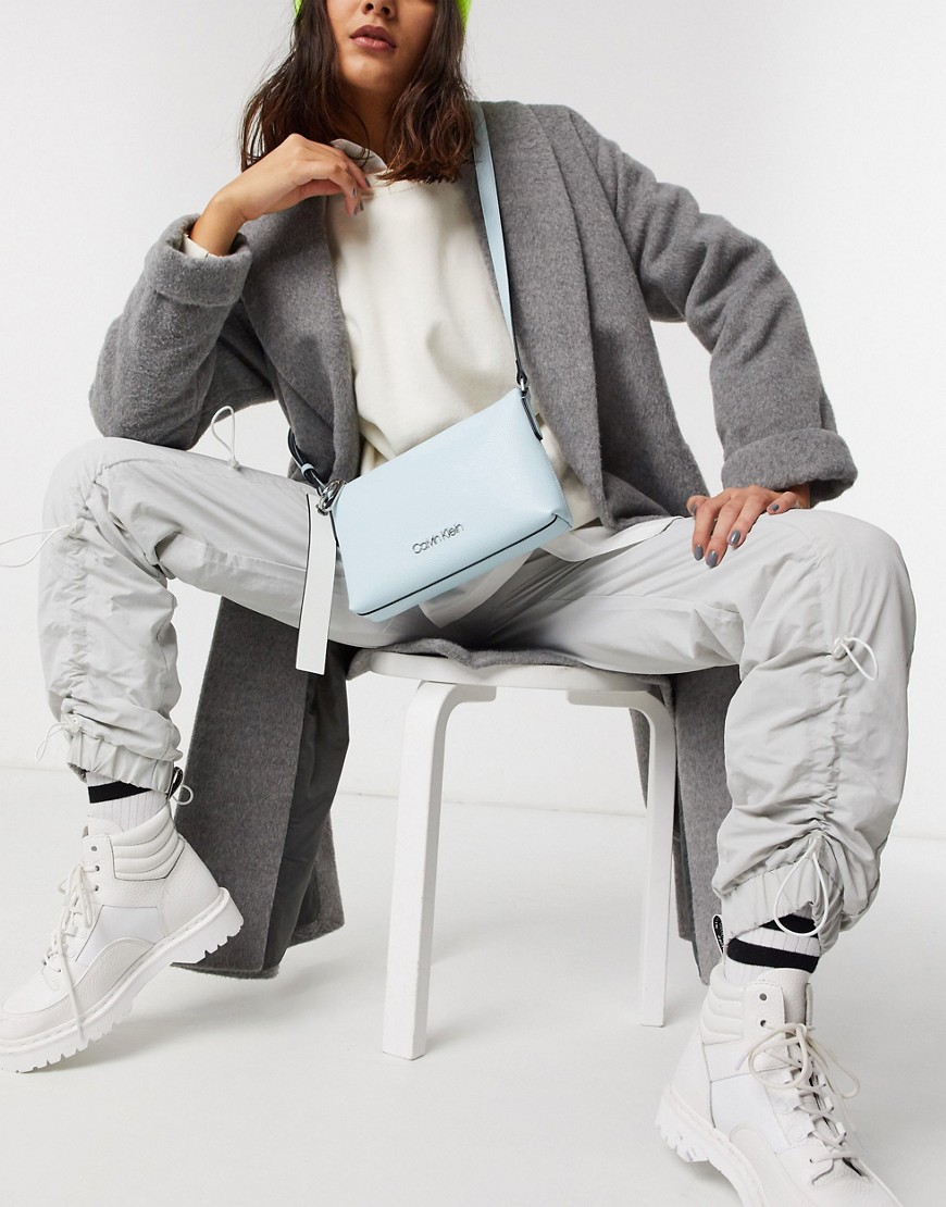 Calvin Klein - Pastelblå Neat crossbody-taske