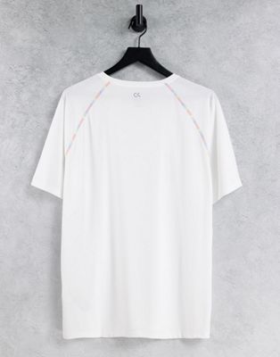  Calvin Klein Performance - Capsule Pride - T-shirt à logo et coutures arc-en-ciel sur les bras - Blanc éclatant