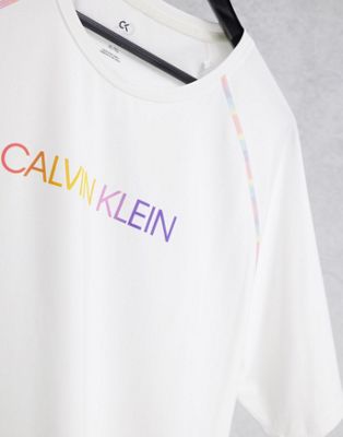  Calvin Klein Performance - Capsule Pride - T-shirt à logo et coutures arc-en-ciel sur les bras - Blanc éclatant