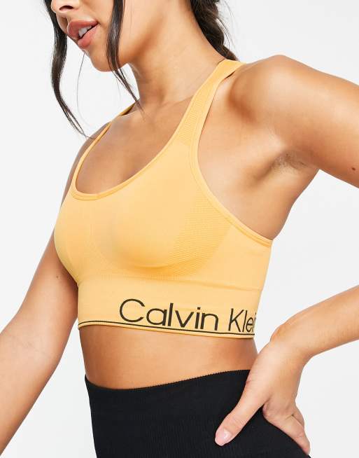 Dynamiek Besmettelijk realiteit Calvin Klein Performance medium impact v-neck racerback seamless sports bra  with removable cups in yellow | ASOS