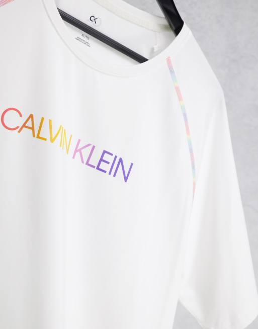 Calvin Klein Performance - Pride - Hvid T-shirt med ærmesyninger og regnbuelogo, 3 af 4