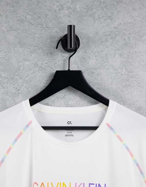 Calvin Klein Performance - Pride - Hvid T-shirt med ærmesyninger og regnbuelogo, 4 af 4