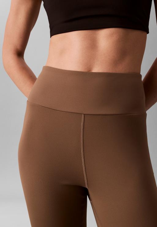 Calvin Klein Performance – Schnelltrocknende, ausgestellte Sport-Leggings in Shitake mit hohem Bund, 5 von 6