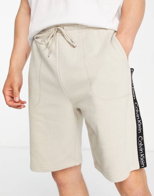 Calvin Klein Performance – Shorts in Beige mit Logostreifen