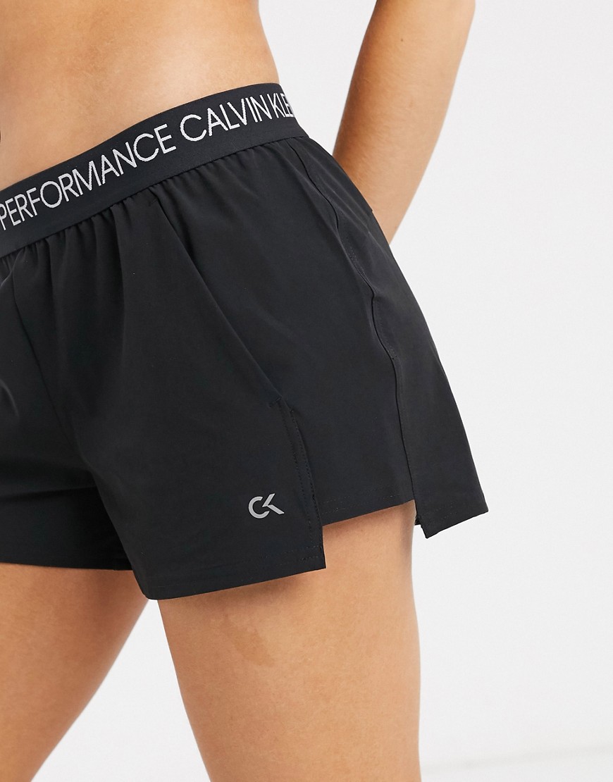 Calvin Klein – Performance – Svarta vävda shorts