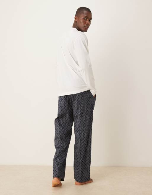 Calvin Klein - Pigiama composto da top a maniche lunghe bianco e pantaloni con stampa del logo, 3 di 4