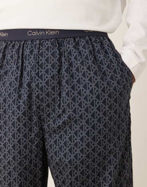 Calvin Klein - Pigiama composto da top a maniche lunghe bianco e pantaloni con stampa del logo, 4 di 4