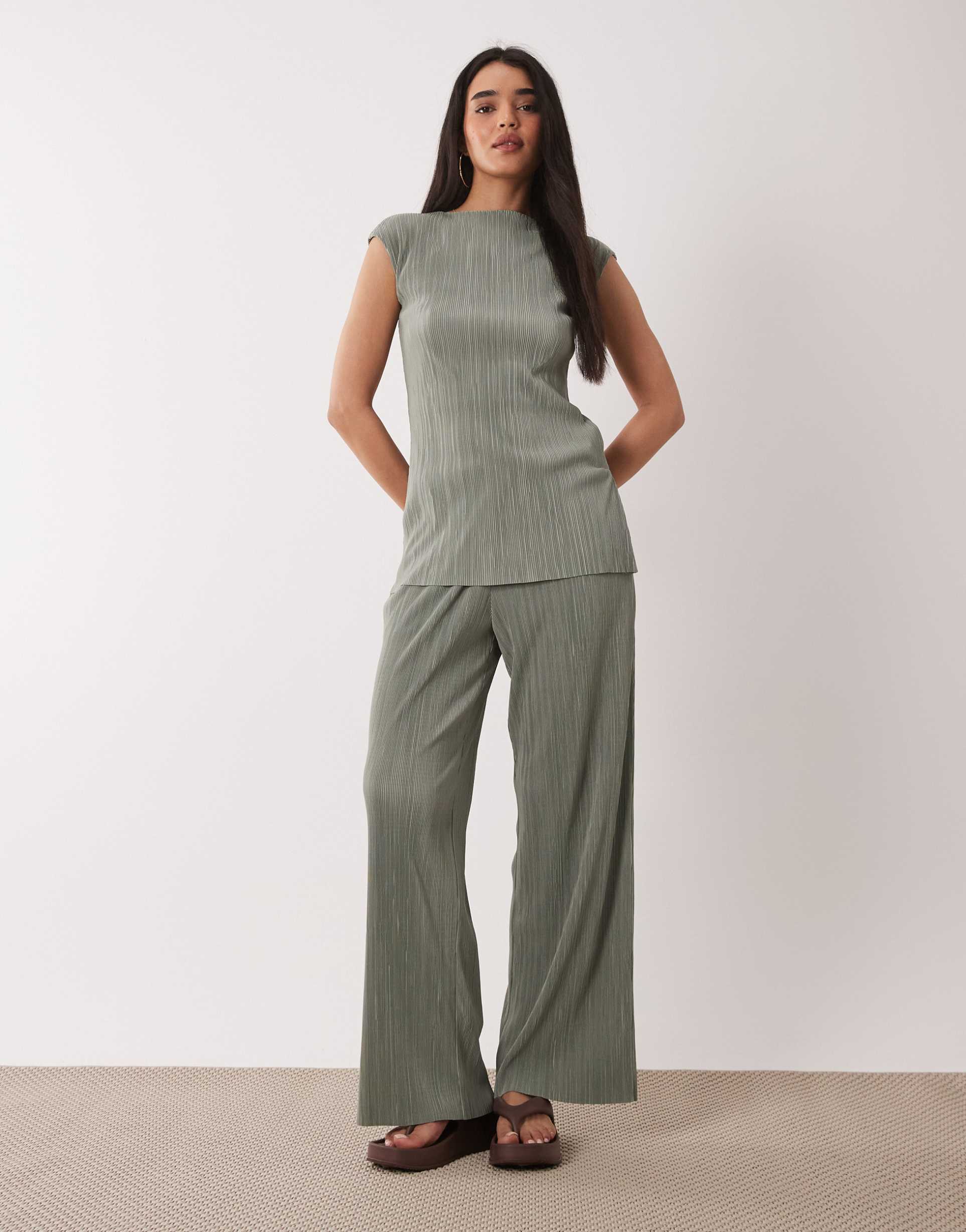 calvin klein plissé pull-on pants in sage green - part of a set