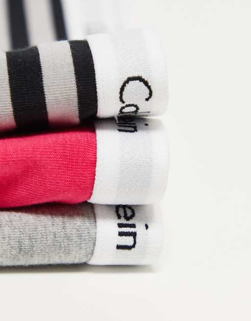 Calvin Klein Plus - Carousel - Pakke med 3 G-strenge med logo i pink/grå/stribet, 3 af 4