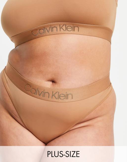 Calvin Klein Plus – Circle Of Women – Stringi z mikrofibry w kolorze drzewa sandałowego - TAN