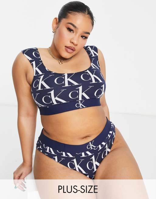 Calvin Klein Plus – CK One Plush – Knapper Slip in Blau mit Logoprint