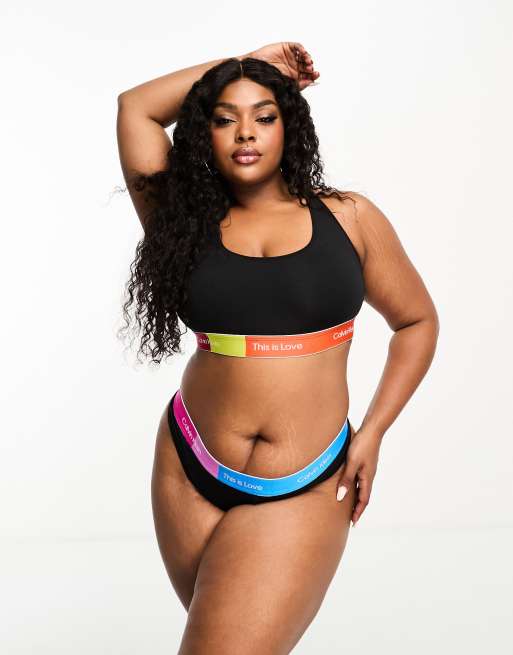 Calvin Klein Plus – Pride Collection – Tanga in Schwarz mit Kontrastdetail in Regenbogenfarben