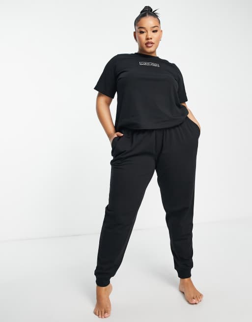 Calvin Klein Plus – Reimagined Heritage – Svart t-shirt - BLACK, 3 av 4