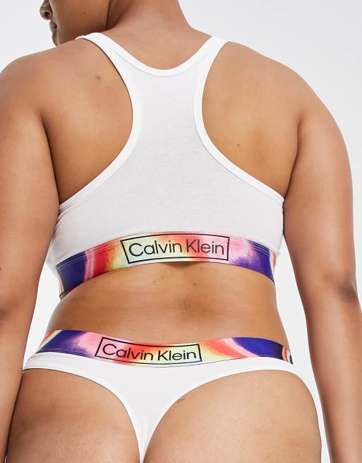 Calvin Klein Plus – Reimagined Pride – Tanga aus Baumwollmix in Weiß - WHITE, 2 von 4