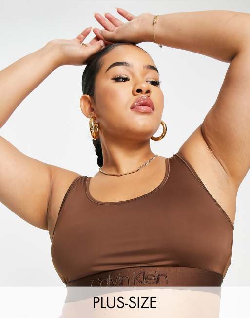 Calvin Klein Plus Size – Circle Of Women – Brązowa braletka o krótkim fasonie z mikrofibry – BROWN