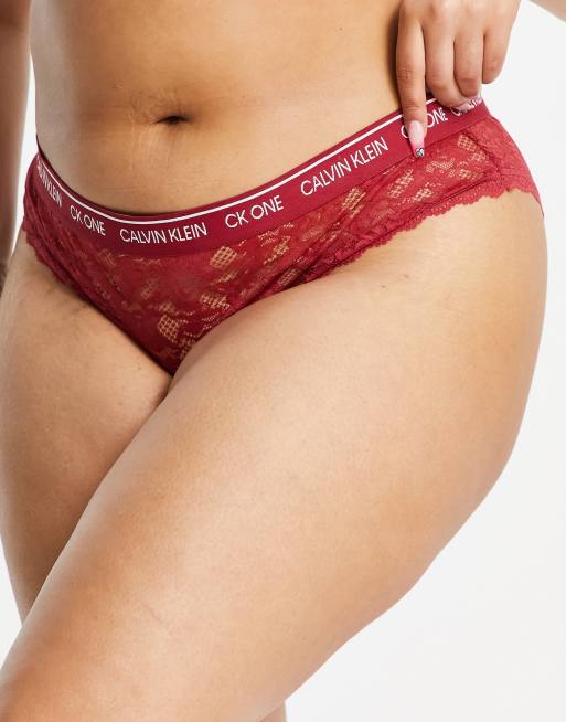 Calvin Klein Plus Size – CK One – Bikinislip mit Spitze in Rot