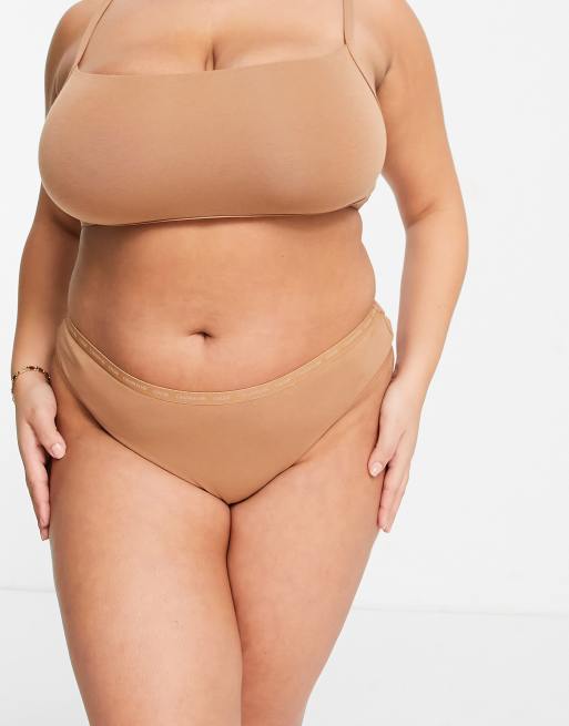 Calvin Klein Plus Size CK One Confezione da 2 perizomi color sandalo con logo ASOS