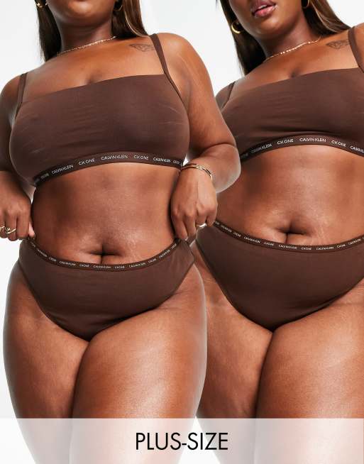 Calvin Klein Plus Size CK One Confezione da 2 perizomi color terra d ombra con logo ASOS